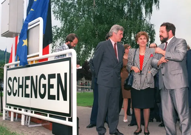 Edith Cresson diapit sejawatnya, G. Wohlfahrt (Luksemburg) dan Keersmaeker (Belgia) di Schengen, di hari penandatanagan Kesepakatan Schengen, 19 Juni 1990.