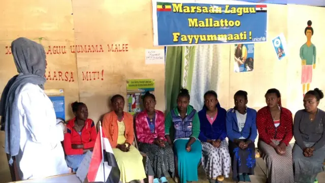 Shamarran daree keessatti barsiistuu isaanii waliin mari'atan