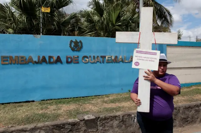 Protesta por las condiciones del Hogar Seguro Virgen de la Asunción frente a la Embajada de Guatemala en Managua.