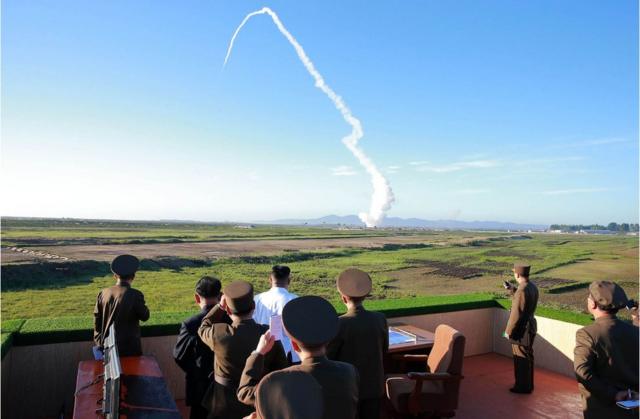 金正恩（白衣者）參觀朝鮮國防科學院防空導彈系統試射活動（朝中社2017年5月28日發放照片）