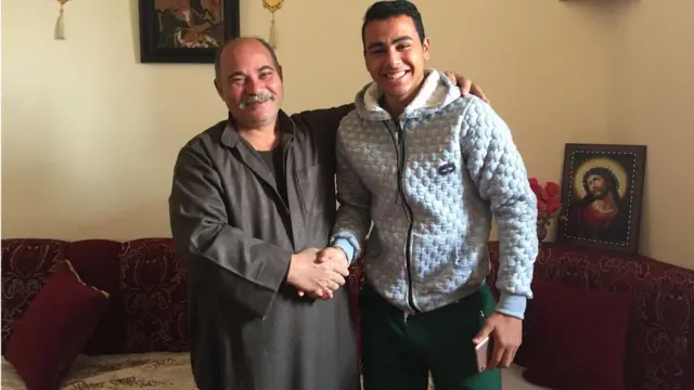 Une poignée de mains entre Ahmad Tharwat, qui est de confession musulmane, et Magdy, un chrétien, oncle de l'un des martyrs des attentats revendiqués par l'EI.
