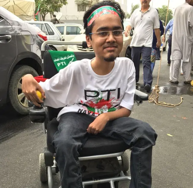 తొలిసారి ఓటు హక్కు వినియోగించుకున్న యువకుడు