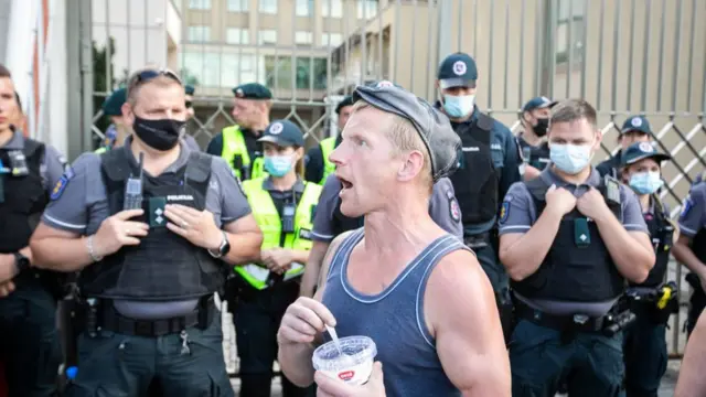 Протест против ковидных паспортов у парламента Литвы