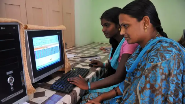 నల్లగొండ జిల్లాలో కంప్యూటర్ నేర్చుకుంటున్న స్వయం సహాయక మహిళలు