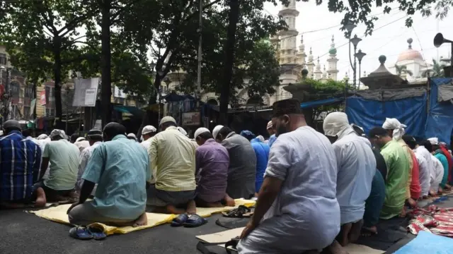 اوس د هند په لکونو جوماتونو کې ښايي یو نیم داسې وي چې لاسپېکر ونه لري.