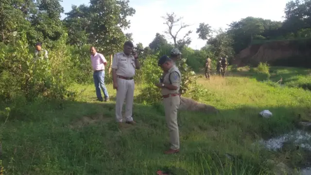 घटनास्थल पर जांच करते पुलिस अधिकारी