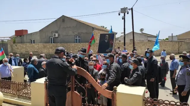 Polis ziyarətçiləri sosial məsafə qaydaları çərçivəsində abidəyə 5 nəfər olmaqla buraxıb.