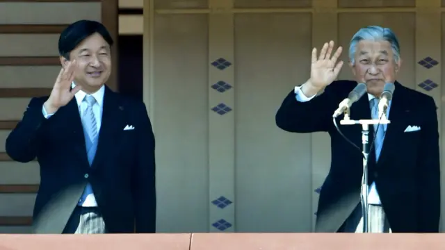 Tahttan feragat eden eski İmparator Akihito (sağda) ve yeni İmparator Naruhito