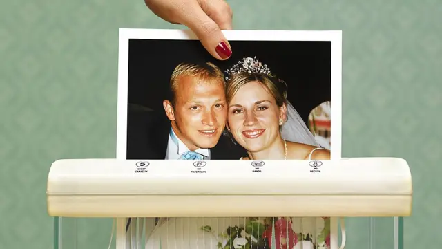 Photo de mariage déchiquetée à la main