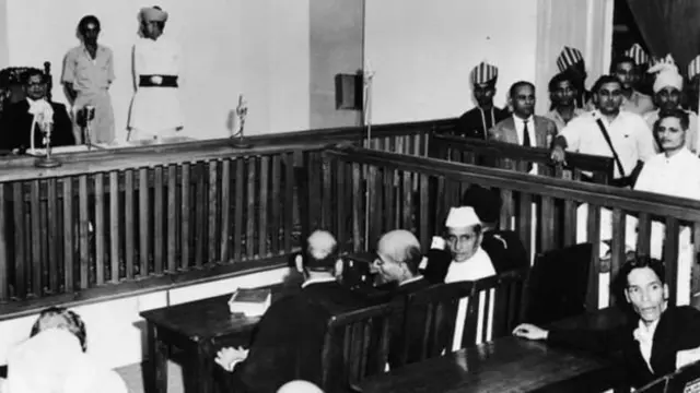 महात्मा गांधी की हत्या के मुक़दमे की सुनवाई के दौरान कटघरे में गोडसे