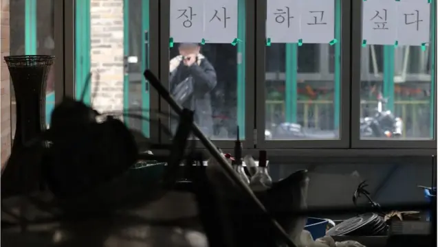 14일 오후 서울 용산구 이태원 거리에 코로나19 타격으로 사실상 폐업절차를 밟고 있는 한 가게에 '장사하고 싶다' 글귀가 붙어 있다