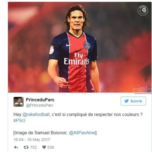 La liquette bleue, inspirée de celle de l'Ajax d'Amsterdam, avec sa large bande rouge encadrée de liserés blancs est aujourd'hui la référence ultime aux yeux des historiques du club parisien.