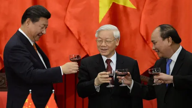 Ông Tập Cận Bình nâng ly cùng ông Nguyễn Phú Trọng và Nguyễn Xuân Phúc năm 2015 tại Hà Nội, sau khi chứng kiến hàng loạt lễ ký thỏa thuận hợp tác song phương Việt Nam - Trung Quốc