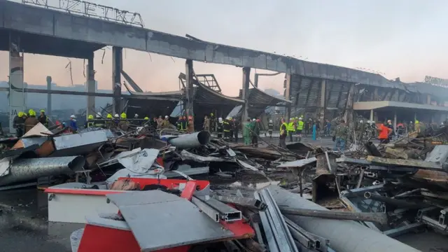 Escombros del centro comercial tras el impacto del misil.