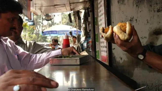Kaushal Karkhanis: “Tôi nghĩ đó là trải nghiệm đầu tiên “ăn ngoài” gần như bất cứ ai ở Mumbai".