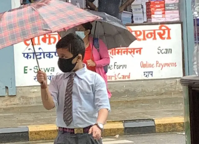 विद्यालय जाँदै विद्यार्थी