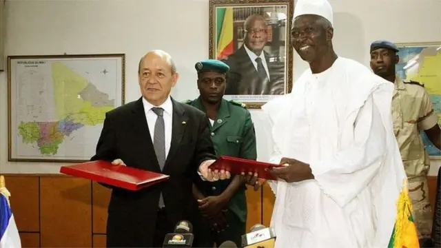 French Defense Minister Jean-Yves Le Drian and im Malian counterpart Bah N'Daw pose on July 16, 2014 in Bamako