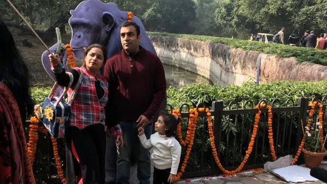 రీటా కట్ ఔట్ వద్ద సెల్ఫీ దిగుతున్న వ్యక్తులు