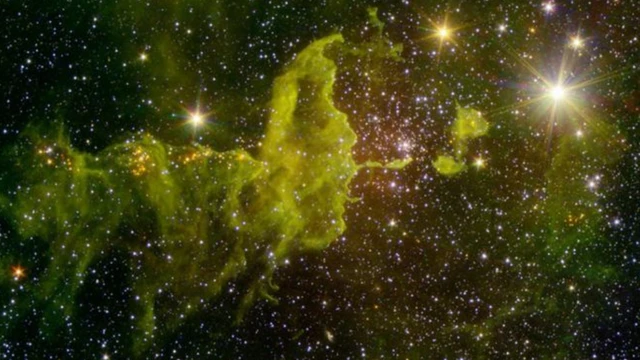 เนบิวลาแมงมุมหรือ IC 417 เรืองแสงเป็นสีเขียว ซึ่งการเรืองแสงนี้เป็นวิธีหนึ่งที่ใช้มองหาสิ่งมีชีวิตต่างดาว