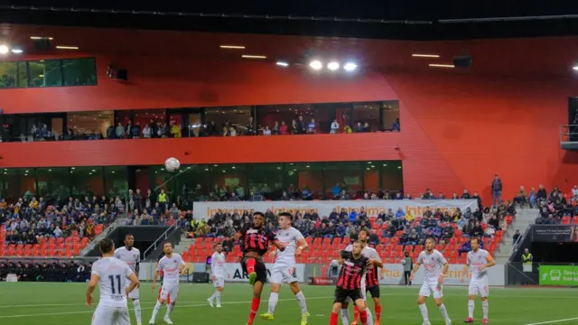 ማረን ከባላጋራ ቡድን ጋር