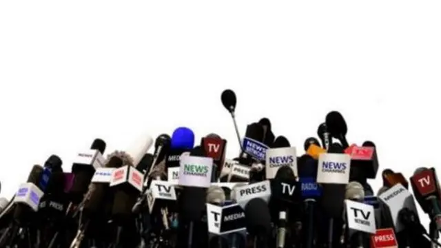 టీవీ ఛానళ్ల మైకులు