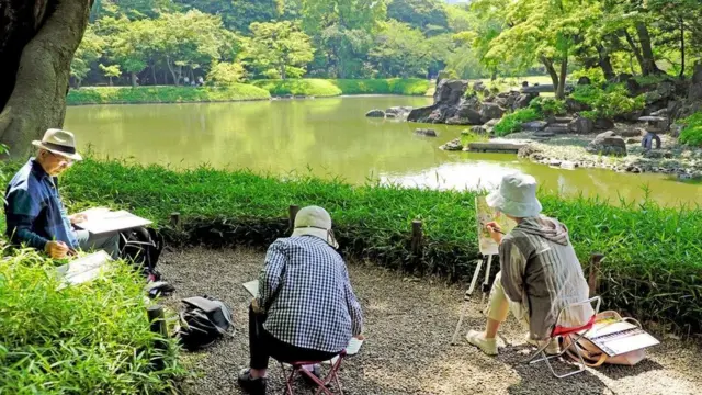 જાપાનીઝ લોકો પેઈન્ટિંગ કરી રહ્યા છે.