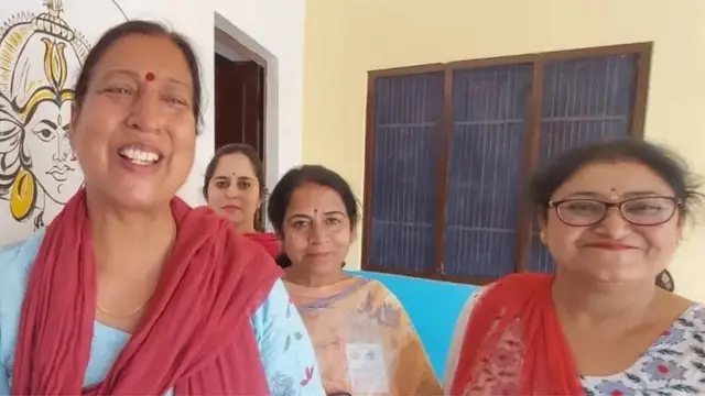 પ્રિન્સિપાલ કમલજિત પોતાના સ્ટાફ સાથે