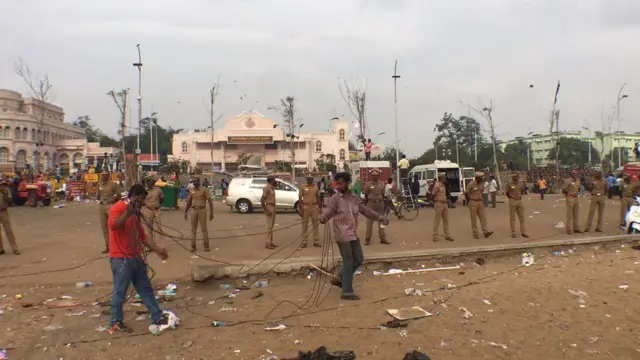 சென்னை மெரீனாவில் ஜல்லிக்கட்டு போராட்டக்காரர்களை கலைத்த போலிசார் (புகைப்படத் தொகுப்பு)