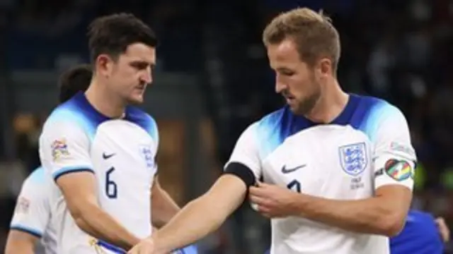 هاري كين يرتدي شارة كابتن وعليها شعار مجتمع الميم