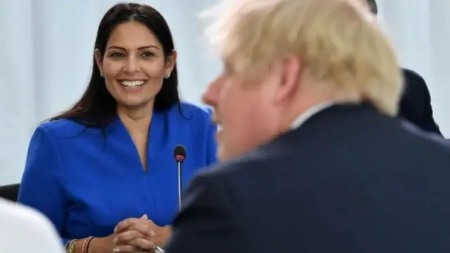 પ્રીતિ પટેલ તથા વડા પ્રધાન બૉરિસ જોન્સન