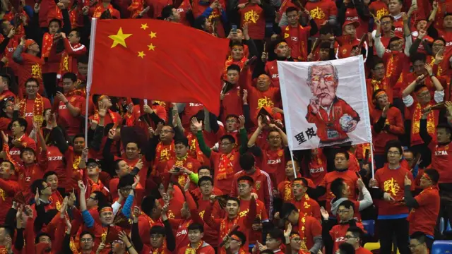 3月23日,中國隊球迷展示國足主帥裏皮的漫畫