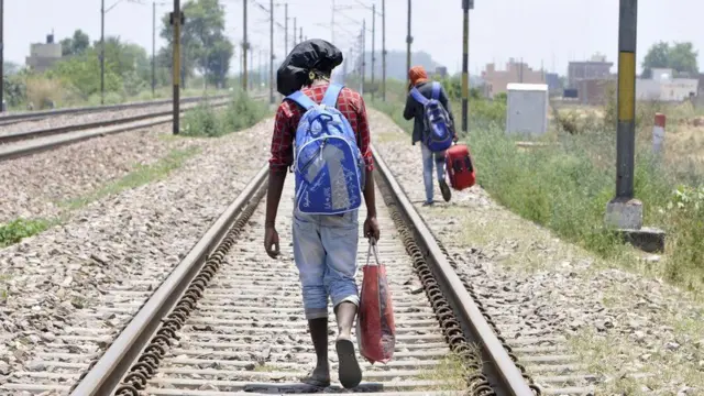 રેલવે ટ્રેક પર શ્રમિકની તસવીર