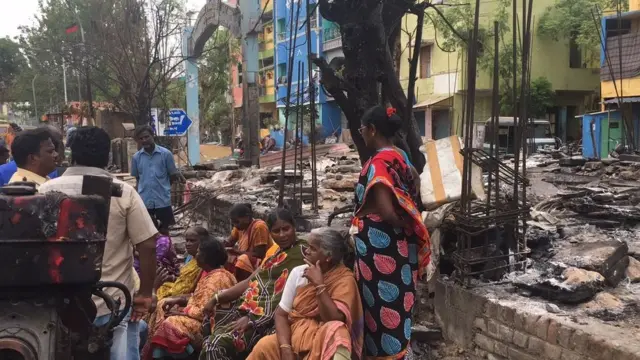 இந்த தீ விபத்தில் 10க்கும் மேற்பட்ட கடைகள் தீயில் கருகி நாசமாகின.