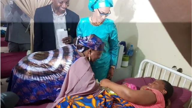 Aisha Buhari ati Fatoumatta Bah-Barrow ba awọn obinrin ṣere