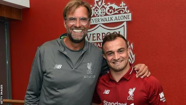 Xherdan Shaqiri (iburyo) ubwo yageraga muri Liverpool mu mwaka wa 2018