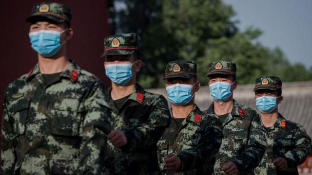 دادگستری آمریکا می‌گوید هر چهار متهم اعضای ارتش آزادیبخش خلق چین هستند اما همکاری فعلی خود با این نهاد نظامی را برملا نکرده یا انکار کرده‌اند