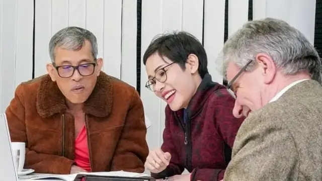 Sineenat Wongvajirapakdi (tengah) dan raja (kiri).