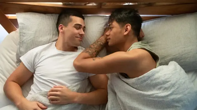 Pareja en la cama