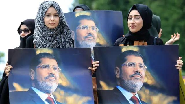 متظاهرون يحملون صور مرسي