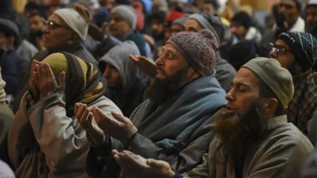 श्रीनगर की जामा मस्जिद में जुमे की नमाज़ अदा करते लोग