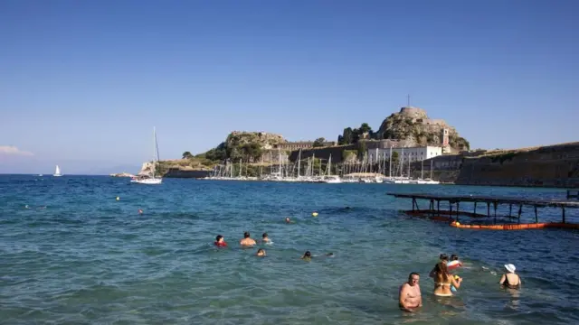 Теплые воды Средиземного моря влекут в Грецию любителей поплавать