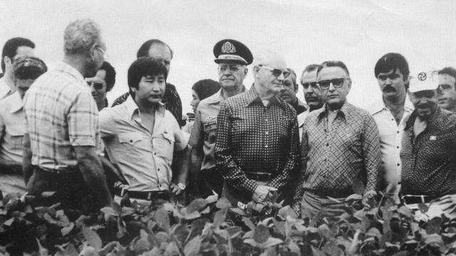 O presidente Ernesto Geisel visita uma lavoura em Minas Gerais em meio a projeto de exploração do Cerrado