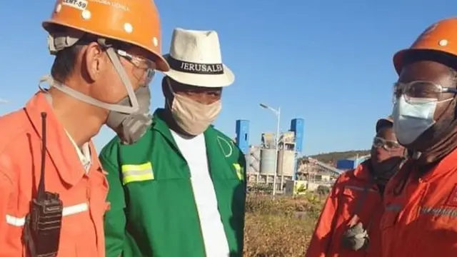 Miles Sampa (C) dans une cimenterie chinoise - mai 2020