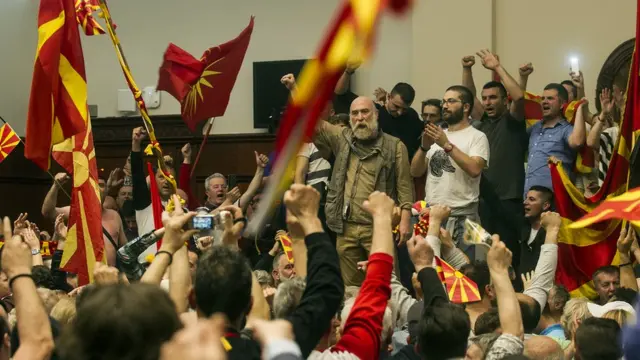 Manifestantes en el Parlamento