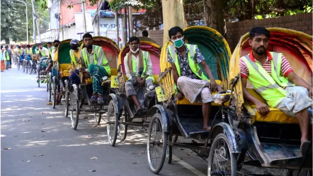 যাত্রীর অভাবে বসে আছেন রিক্সাচালকরা