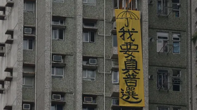 张德江访港时，他参访地点附近的居民楼外挂出抗议标语。