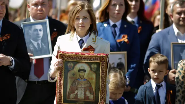 Natalia Poklonskaya con un ícono del zar Nicolás II