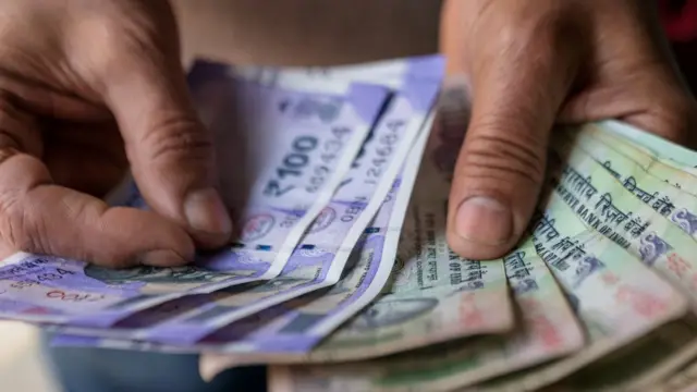 Mano con billetes