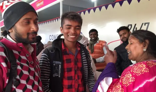 சரஸ்வதி தேவி மவுர்யா தனது குழுவினருடன் சேர்க்கப்பட்டார்