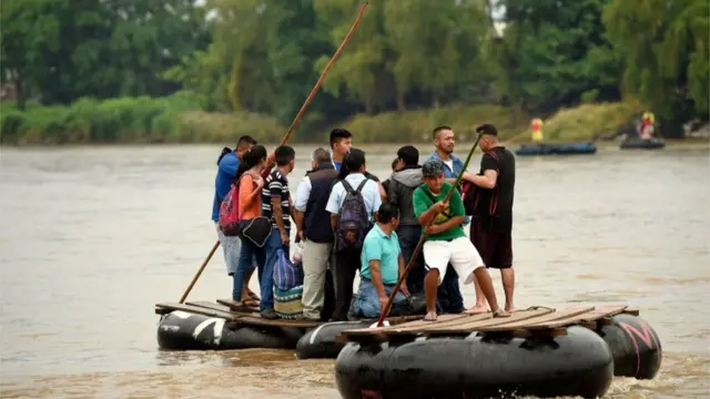 Migrantes cruzando el río Suchiate en Guatemala